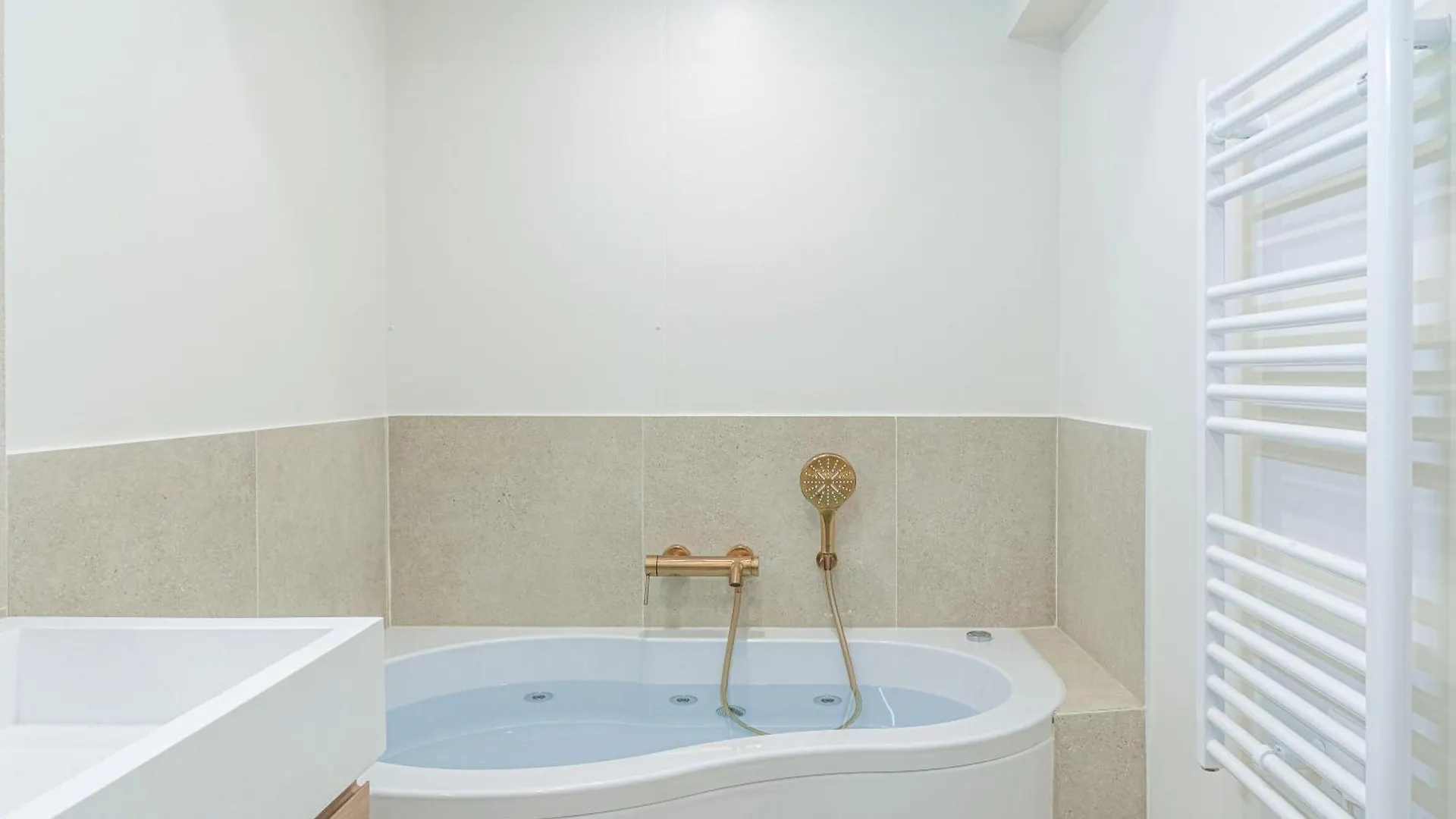Lavie Maison Ac & Jacuzzi Apartment